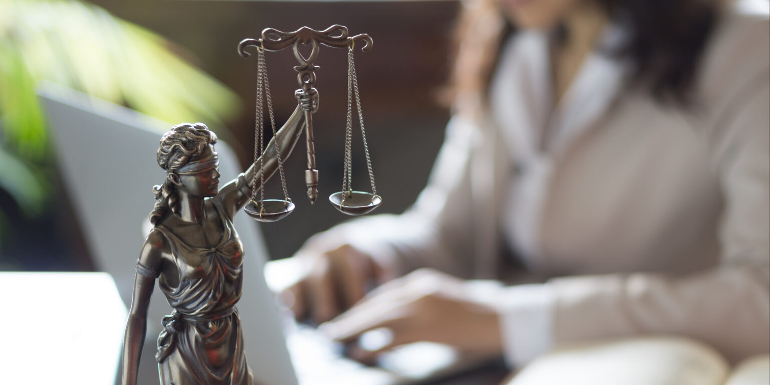 Justiça não reconhece vínculo empregatício entre advogada associada e escritório