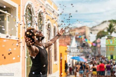 Estude um pouquinho também na folia do carnaval